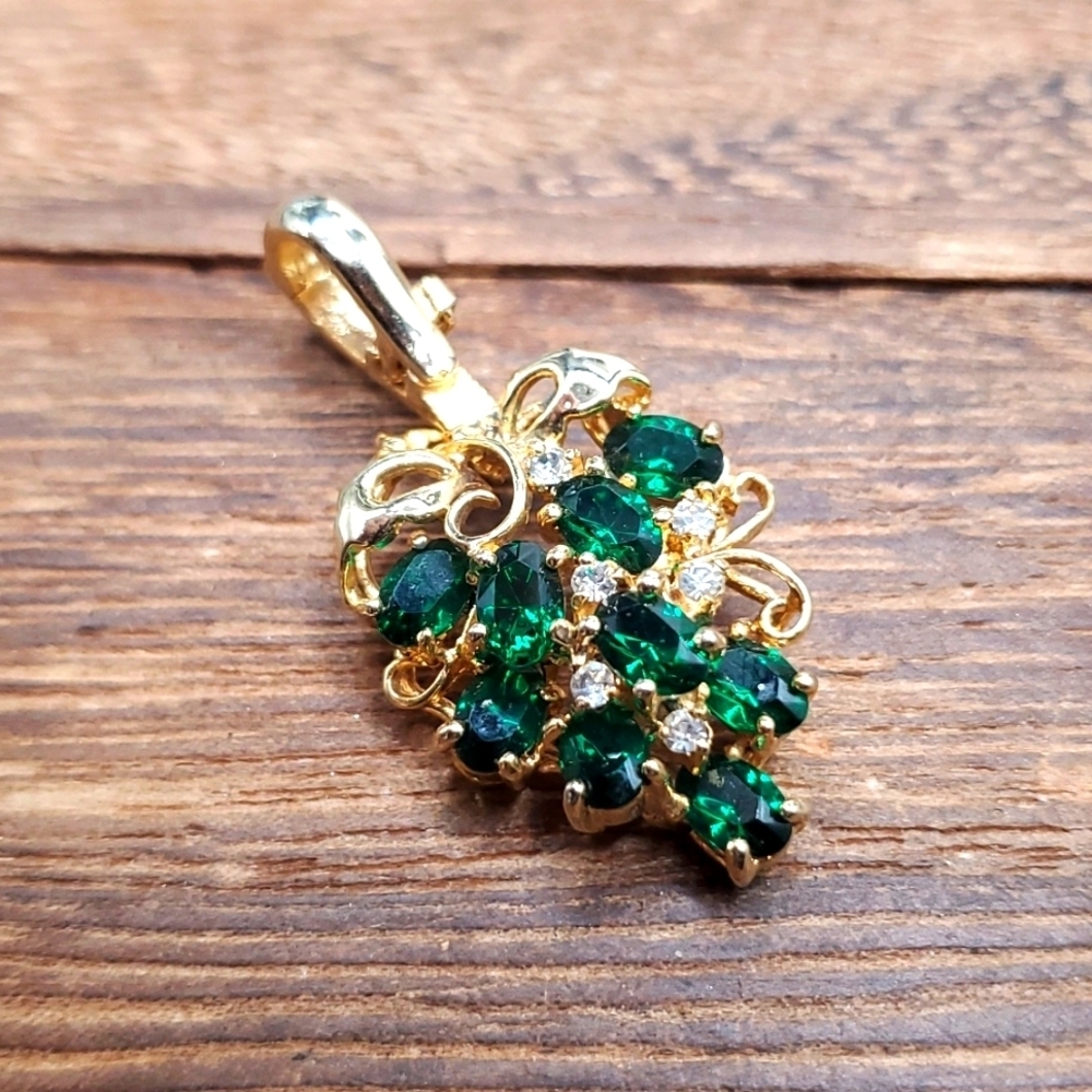 Brilliant bright emerald‎ Grapevine vintage pendant